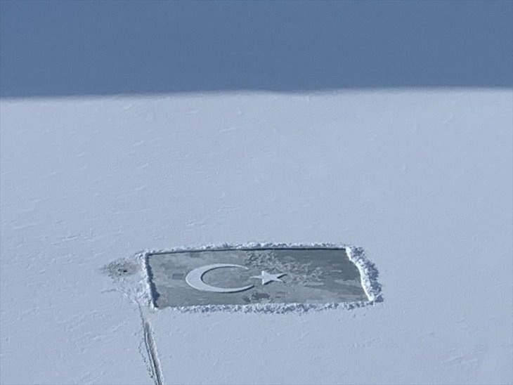 Donan göl üzerinde kardan 600 metrekarelik bayrak yaptılar