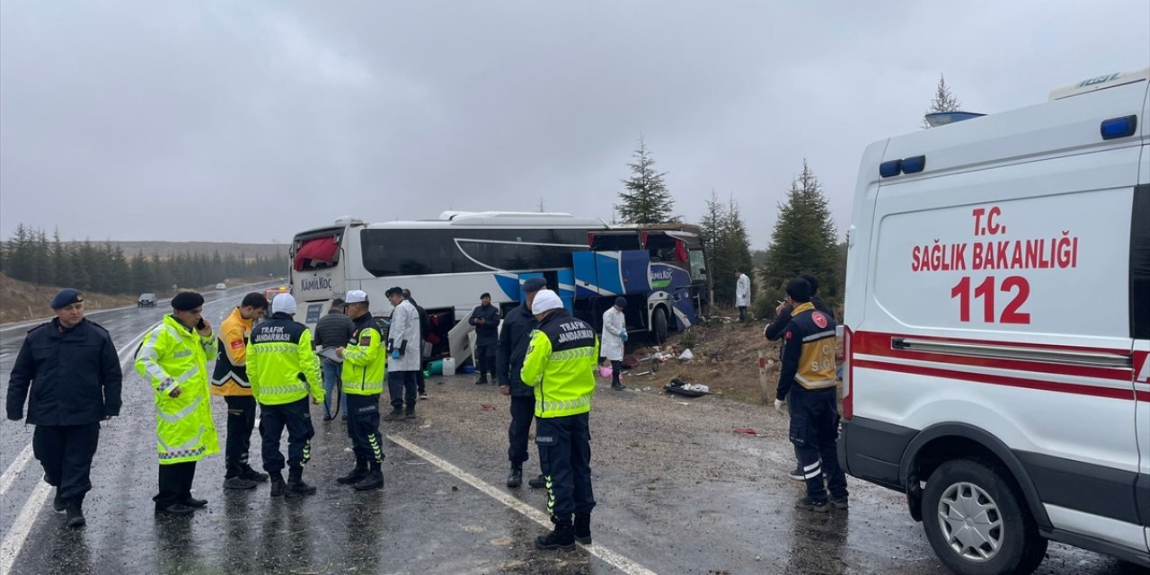 Yolcu otobüsü devrildi: 1 ölü, 30 yaralı