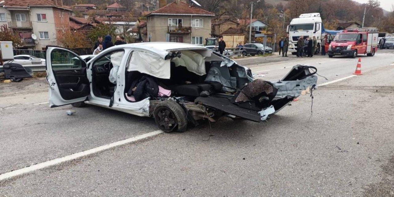 Ticari taksi ile otomobil çarpıştı: Anne ve 3 yaşındaki kızı öldü