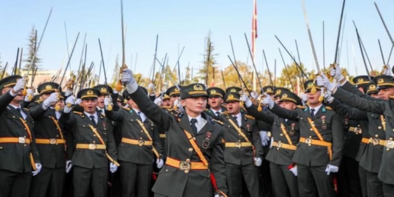 Teğmenlerin kılıçlı yemini: Mesele metin değil, emre uyulmaması