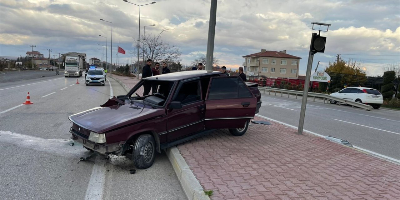 Konya'da otomobil refüje çarptı, sürücü yaralandı