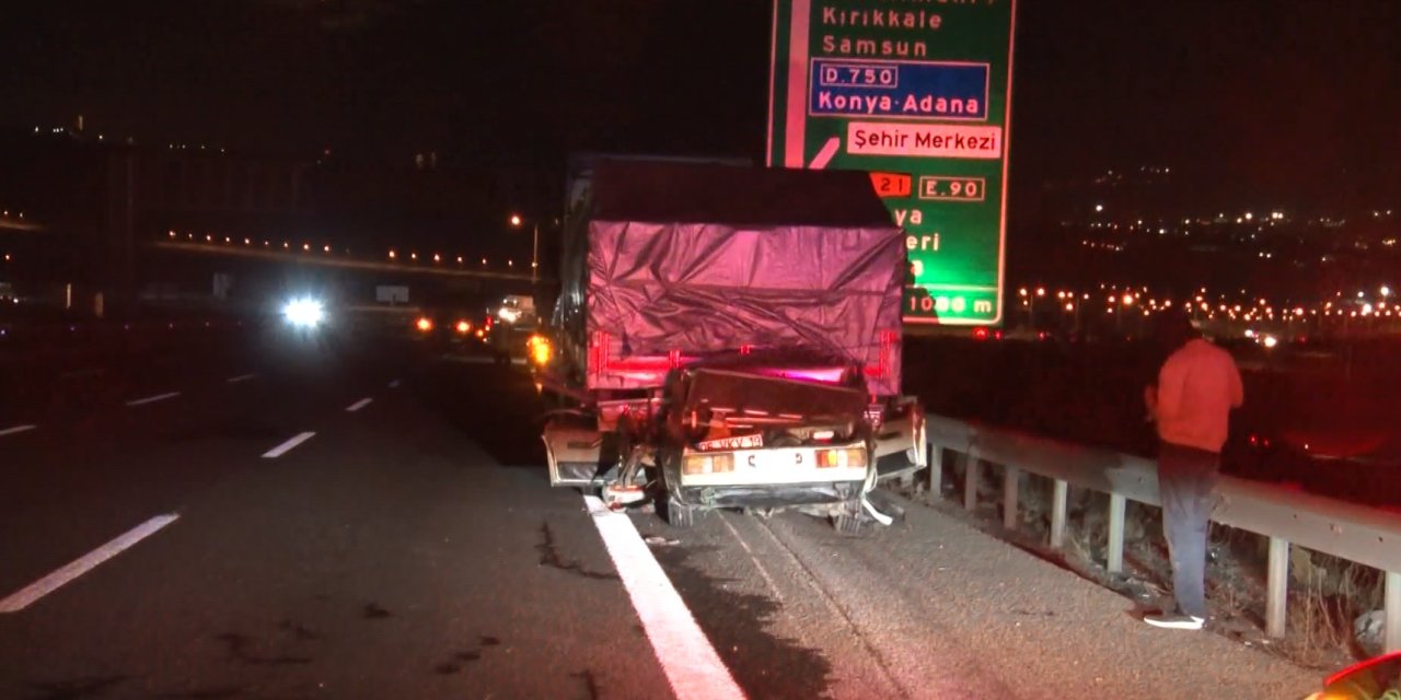 Emniyet şeridinde TIR'a çarpan sürücü hayatını kaybetti