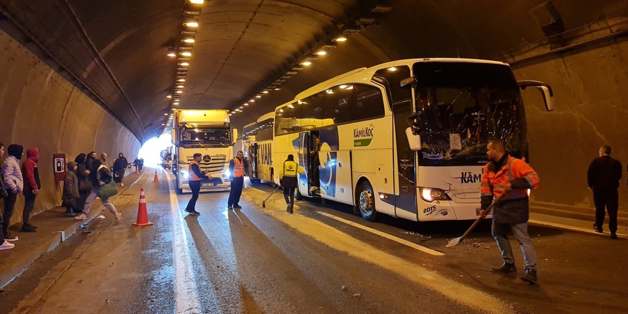 Tünelde 2’si otobüs, 1’i TIR 3 araç birbirine girdi! Yaralılar var