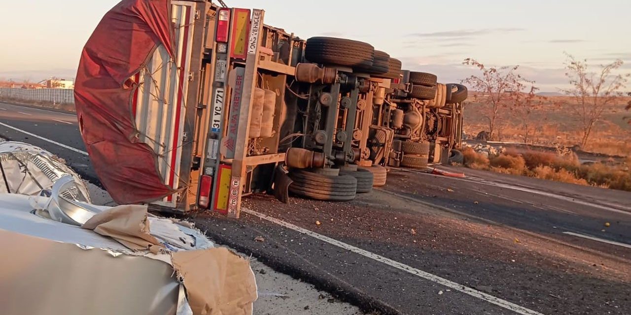 Konya’da TIR devrildi, sıkışan sürücünün yardımına ekipler koştu