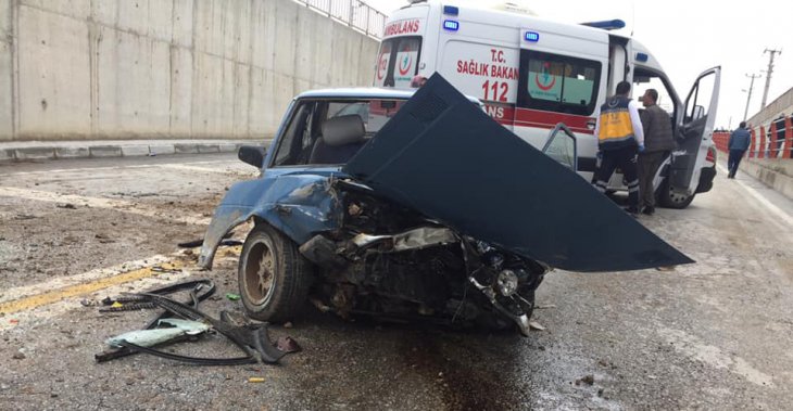 Konya’da otomobil alt geçitte kaza yaptı