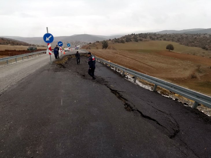 Yolda 50 metrelik çukur oluştu, trafiğe kapatıldı