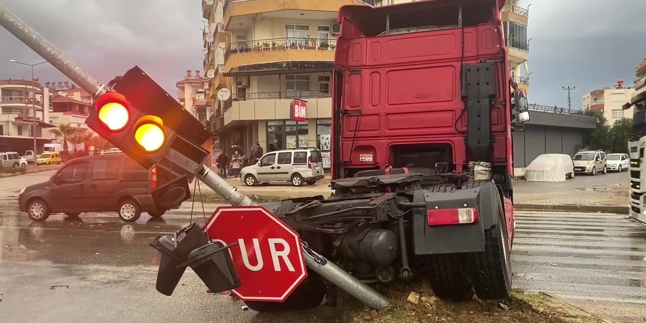 Konya plakalı tır kaza yaptı: 1 yaralı