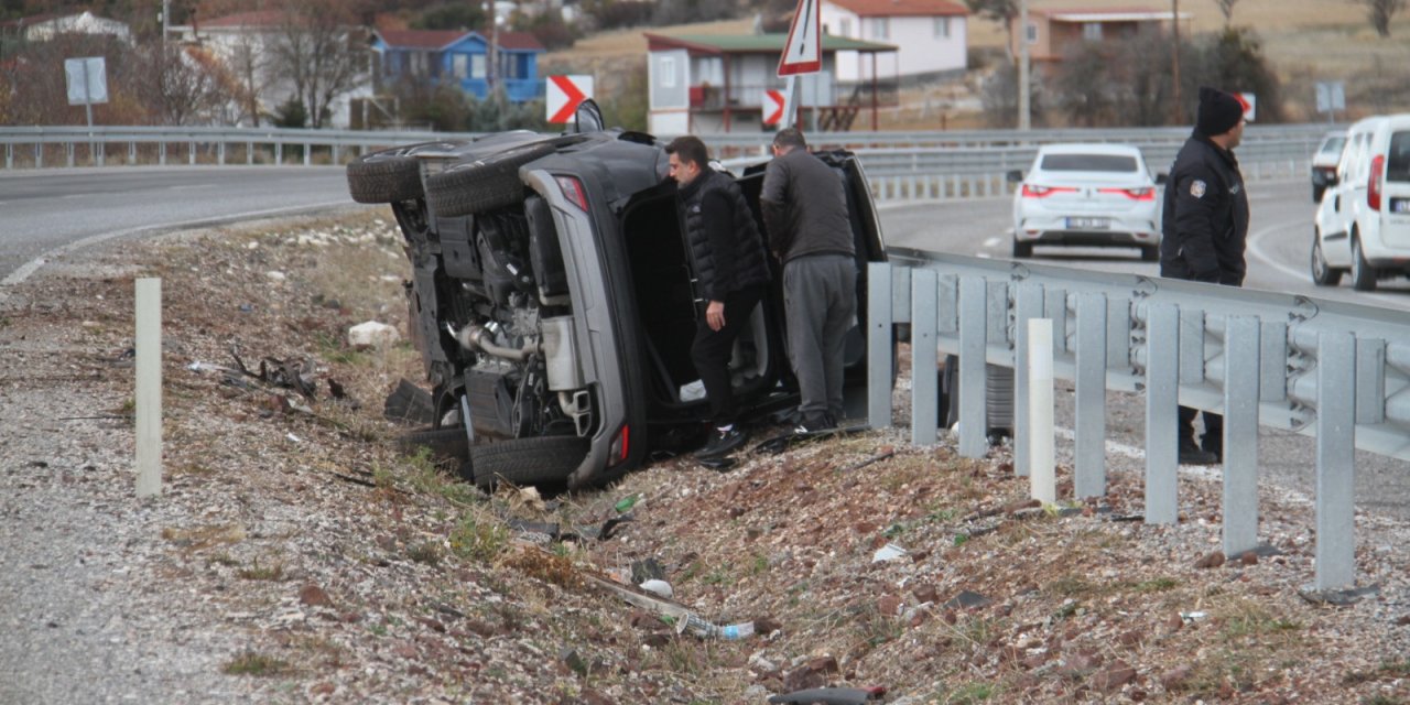 Konya’da sağlıkların içinde bulunduğu otomobil devrildi: 3 yaralı