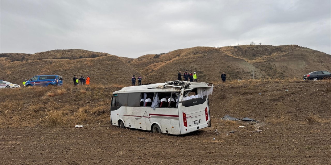 Cenaze yolunda feci kaza! Midibüs devrildi, çok sayıda yaralı var