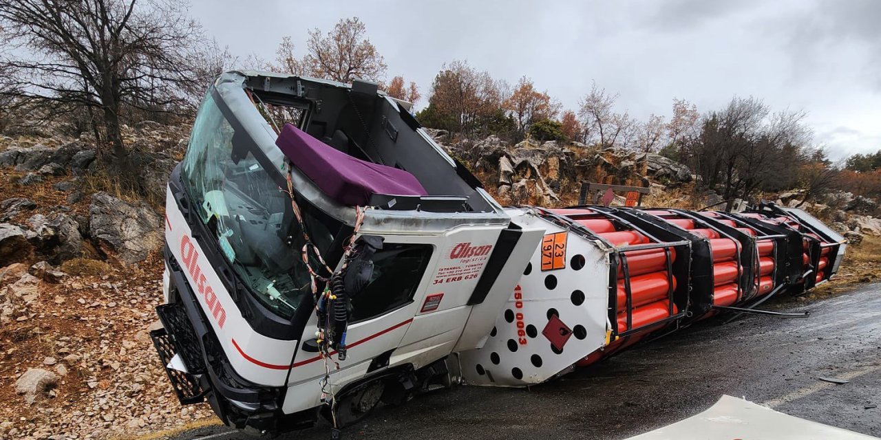 Konya’da ekipleri alarma geçiren kaza! Doğalgaz yüklü tanker devrildi