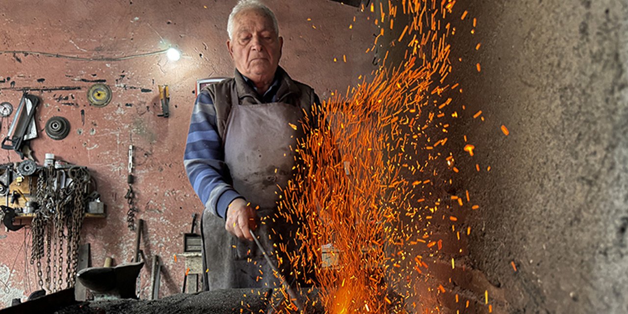 Salih usta 68 yıldır ateş başında demir dövüyor