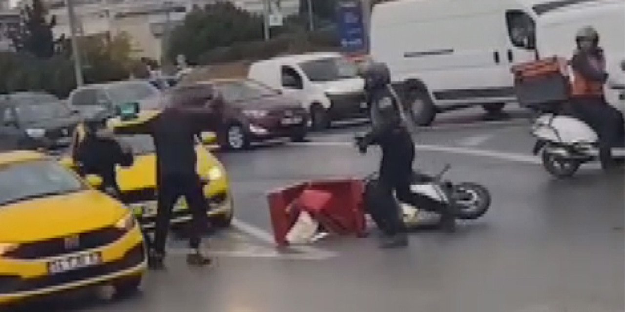 Motosikletli kuryeye demir çubukla saldırı kamerada