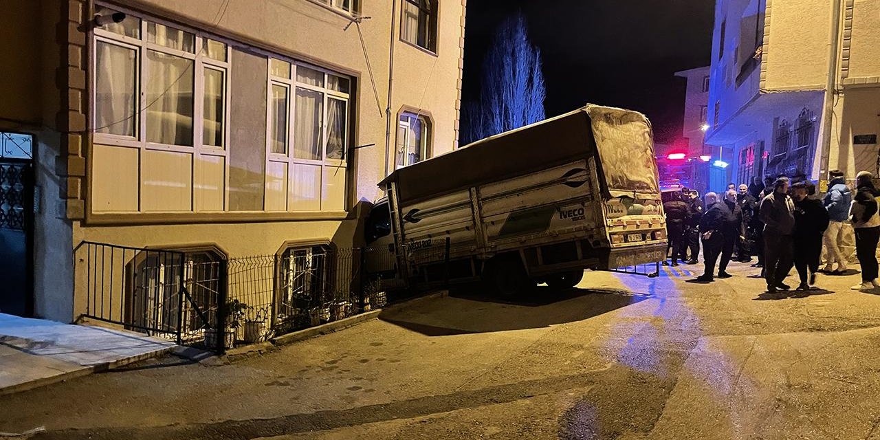 Fırtınada sürüklenen kamyonet araçlara ve binaya çarptı