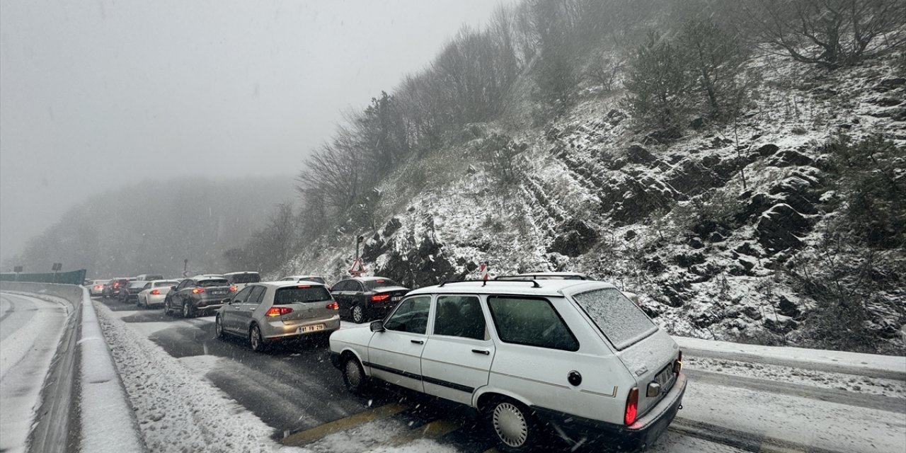 Beklenen kar yağışı başladı, trafik aksıyor