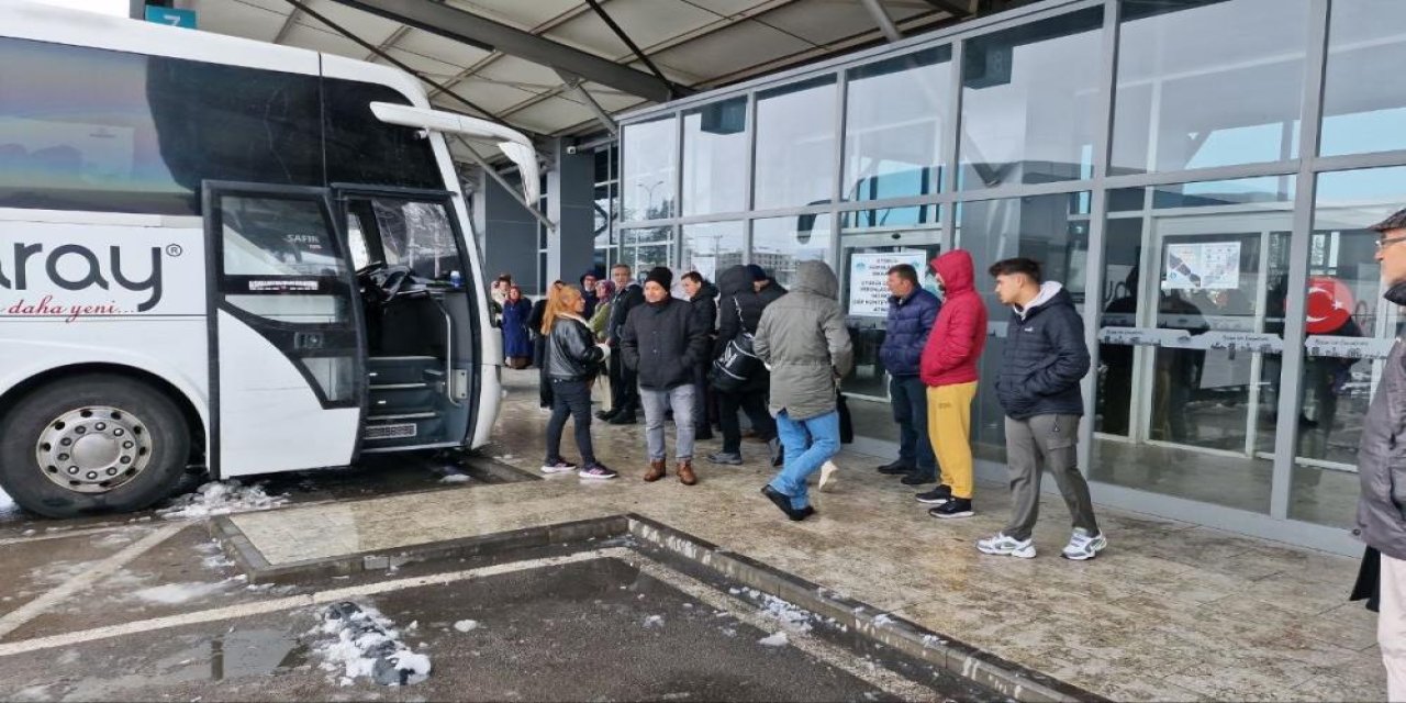 Kar yağınca Konya yolu kapandı, şehirlerarası otobüs seferleri durdu