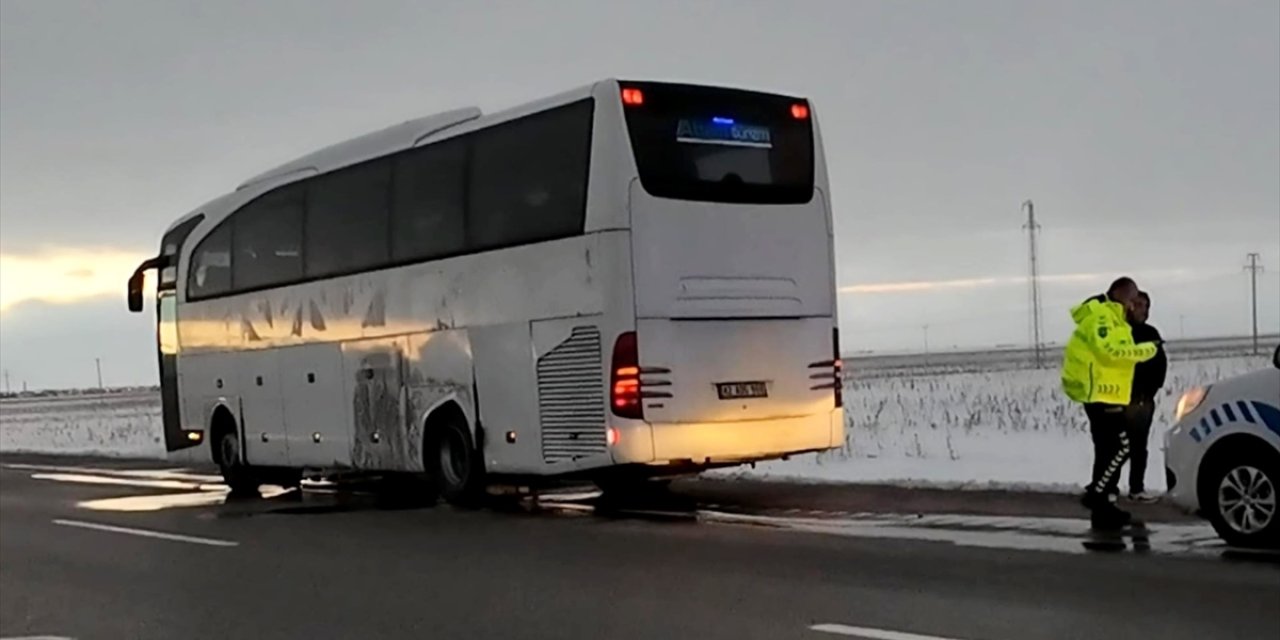 Konya yolunda yolcu otobüsü kaza yaptı