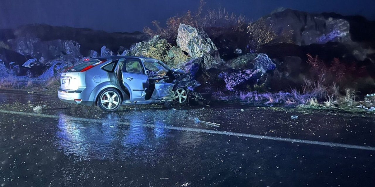 Feci kaza! Otomobil kayalıklara çarptı: 3 ölü, 2 yaralı