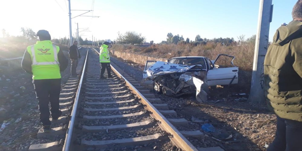 Konya treni otomobile çarptı