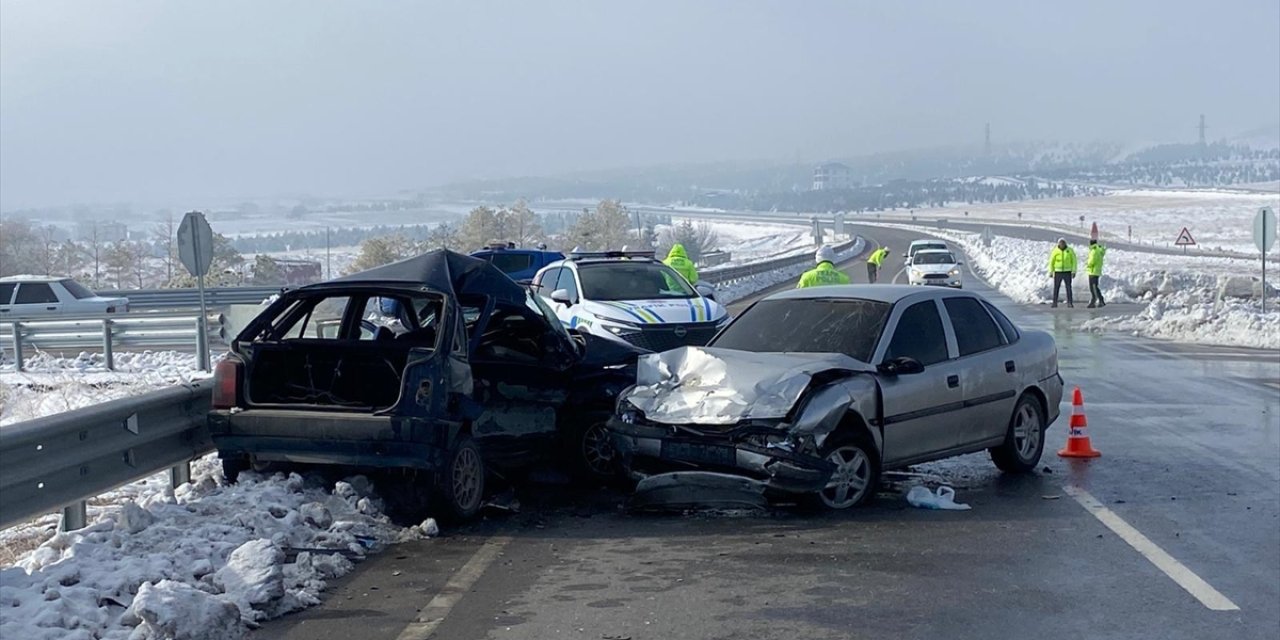 İki otomobil çarpıştı: 1 ölü, 4 yaralı