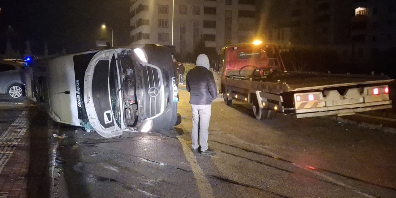 Servis minibüsü otomobille çarpıştı: 8 yaralı