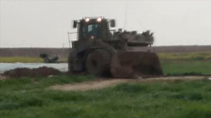 Katil İsrail askerlerinden Filistinli şehidin naaşına insanlık dışı uygulama