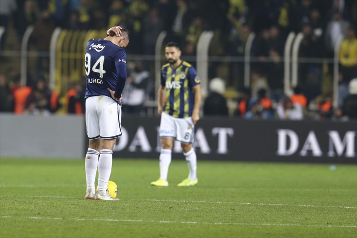 Fenerbahçe derbiyi kaybetti, şampiyonluk şansını oldukça zora soktu