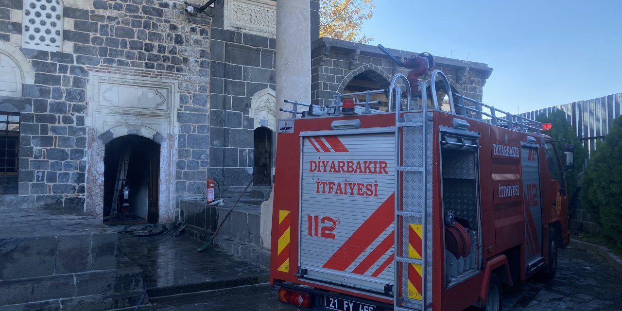 Cuma namazında yangın paniği: 508 yıllık cami dumanla doldu