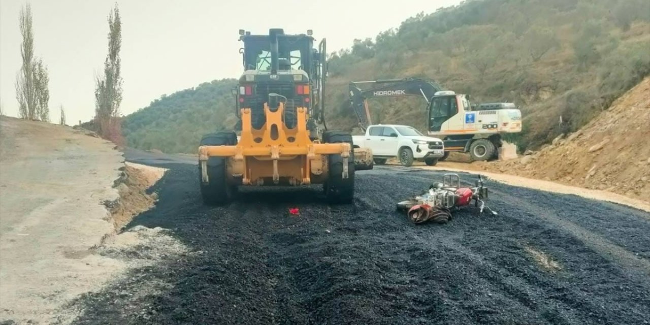 Asfalt çalışması yapan greyderle çarpışan motosikletli öldü