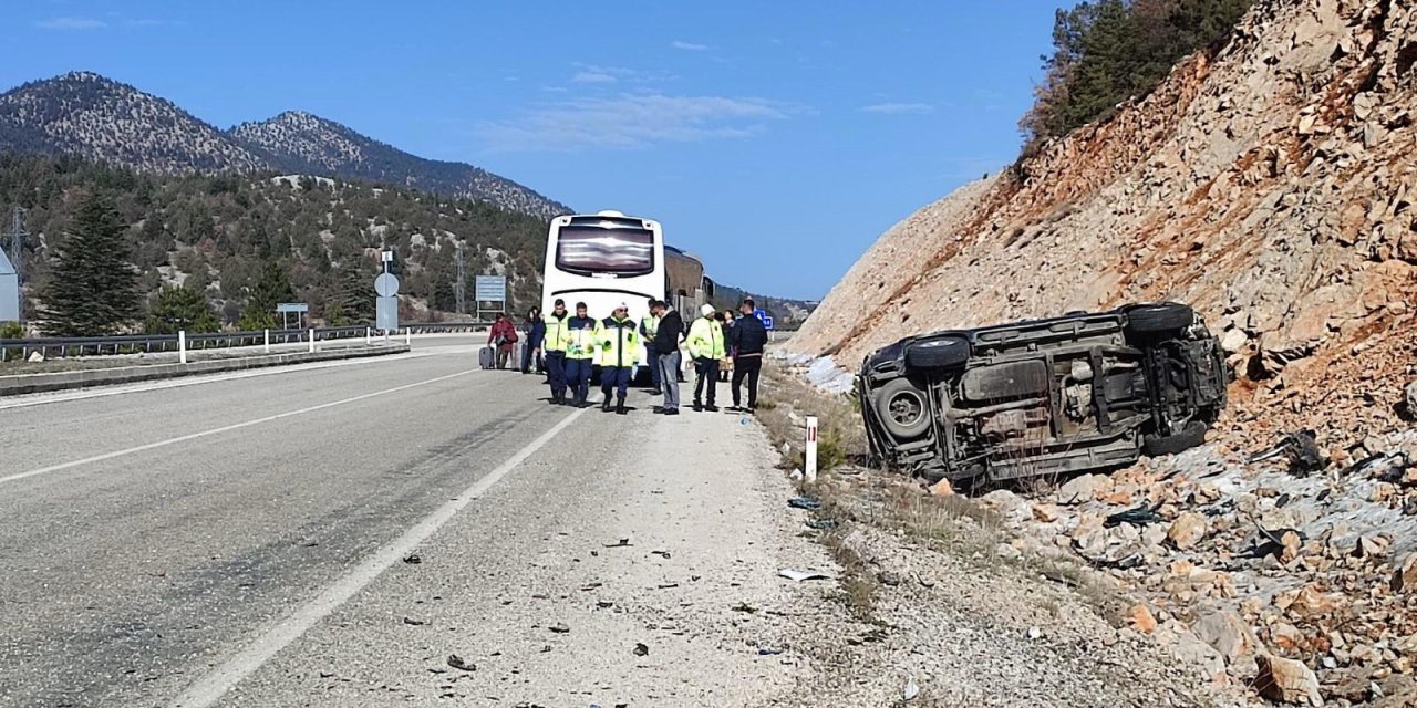 Konya’da yolcu otobüsünün çarptığı otomobil devrildi