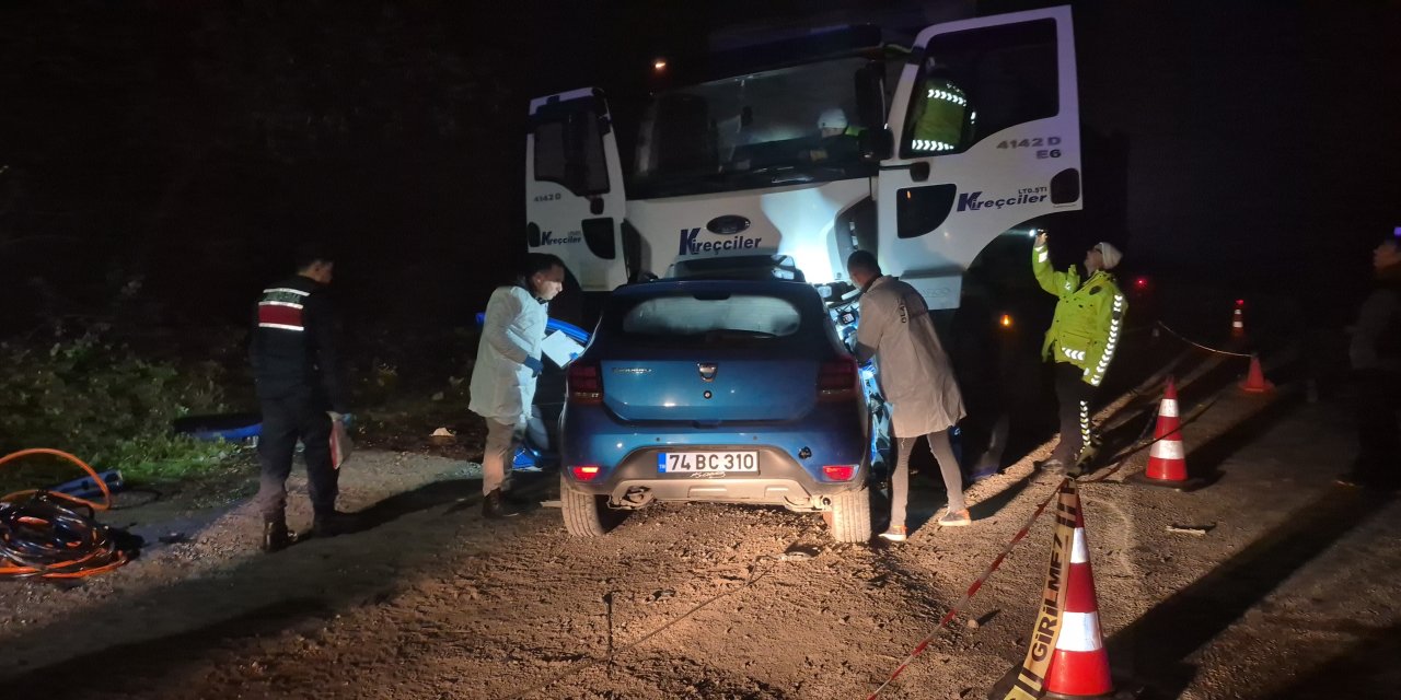 Otomobil kamyonun altına girdi: 5 genç öldü