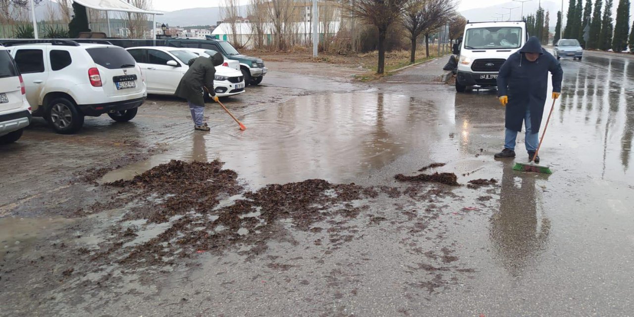 Konya'da sağanak yağışın vurduğu ilçede rögarlar taştı