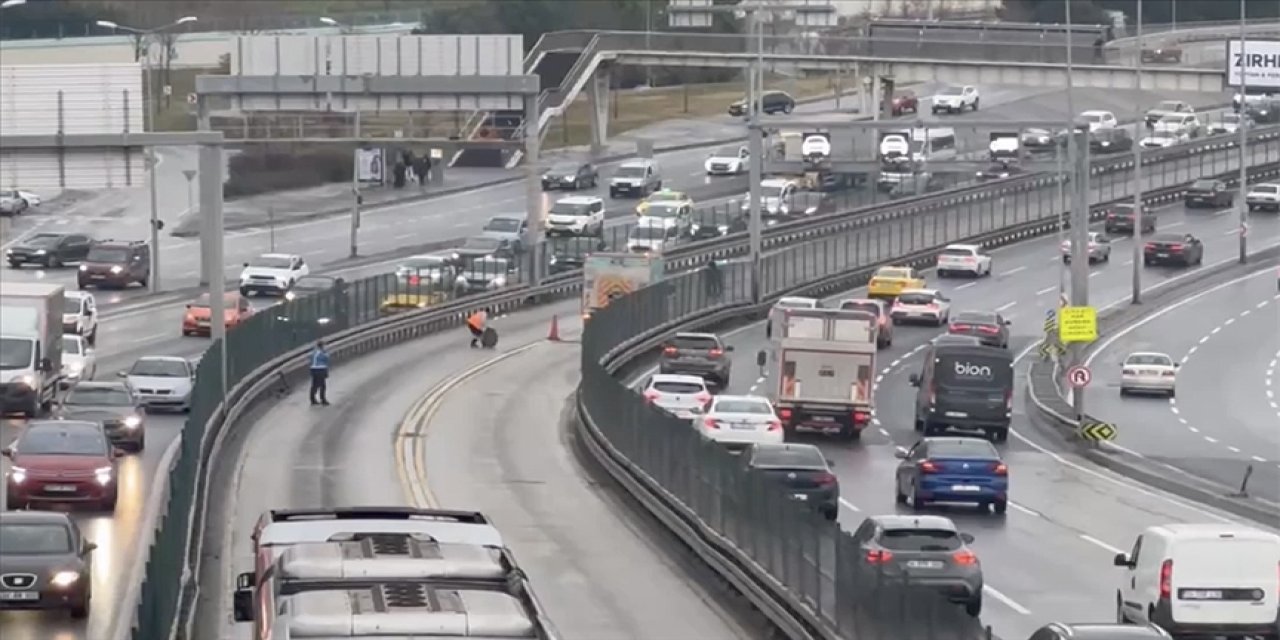 Rögar kapağı metrobüsün kapısını kırdı: Yolcu aşağı düştü