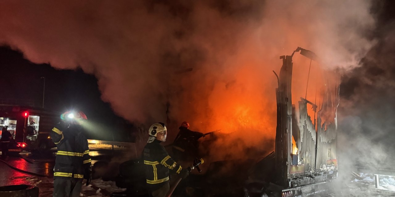 Otoyolda lastik yüklü kamyon alevler içinde kaldı