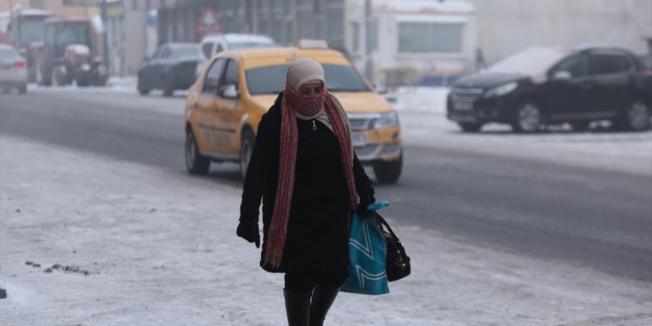 Sıcaklık eksi 22'ye düştü, şehir buz kesti