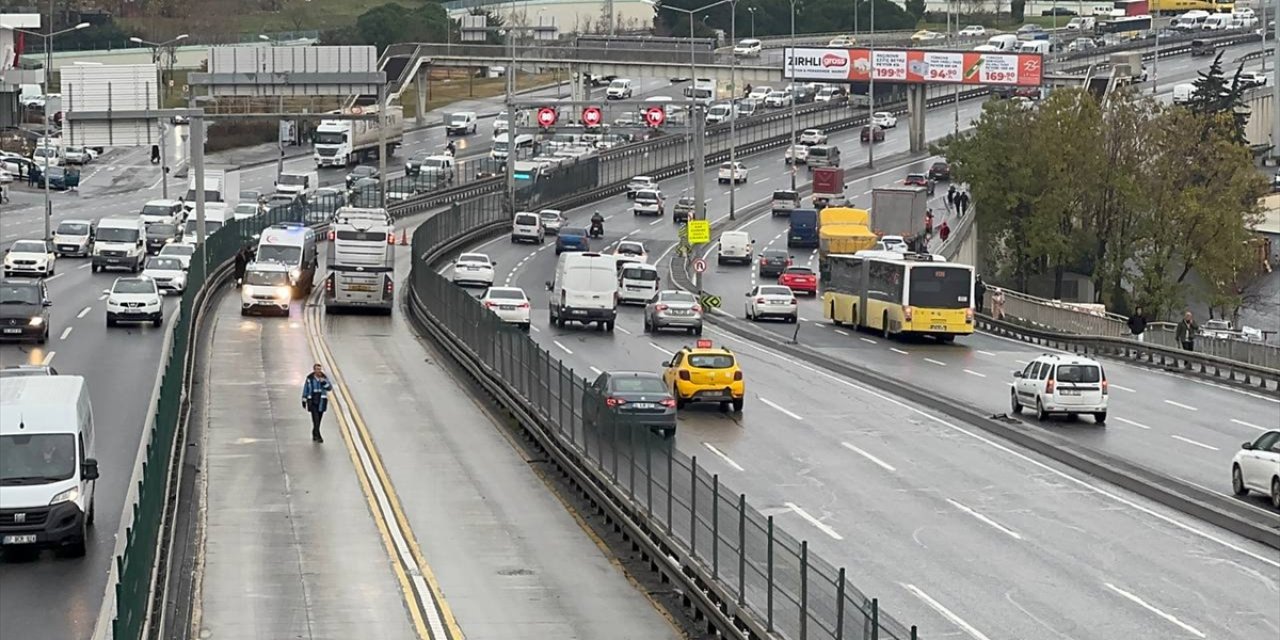 Akılalmaz kaza: Seyir halindeki metrobüsten düştü