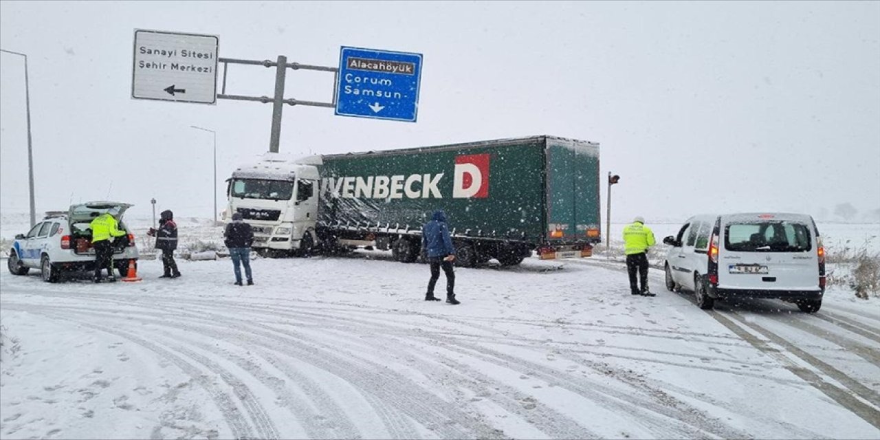 Refüje çarpan tır ulaşımı 2 saat kilitledi