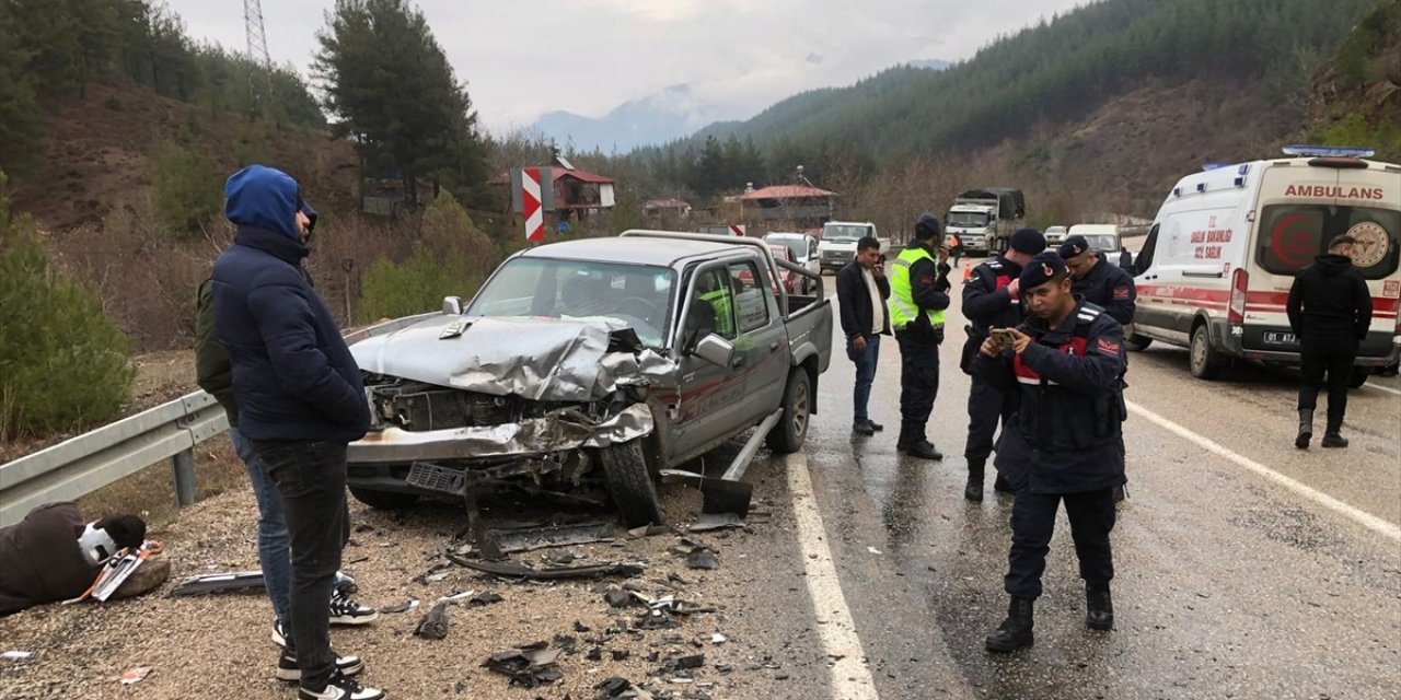 Şehit askerin cenaze konvoyunda kaza: 6 yaralı