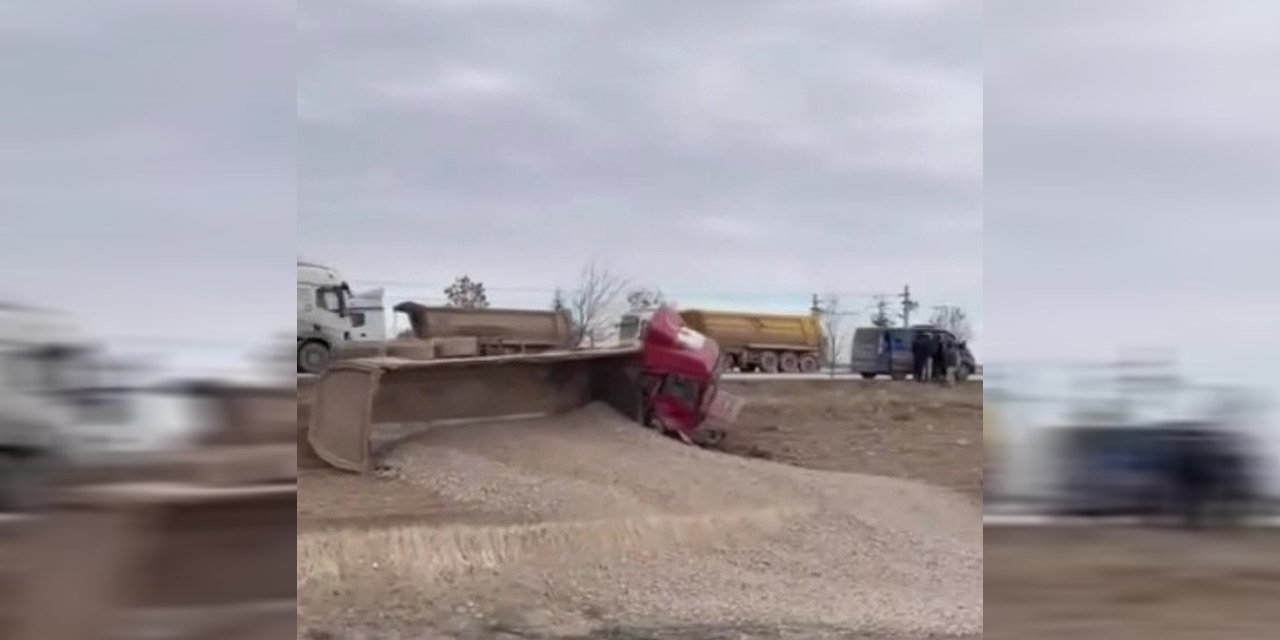 Konya’da çakıl yüklü TIR devrildi, sürücü yaralandı