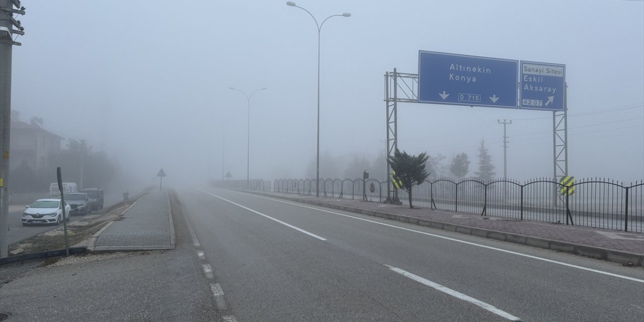 Sürücüler dikkat! Konya’daki bu yolda sis ulaşımı etkiliyor