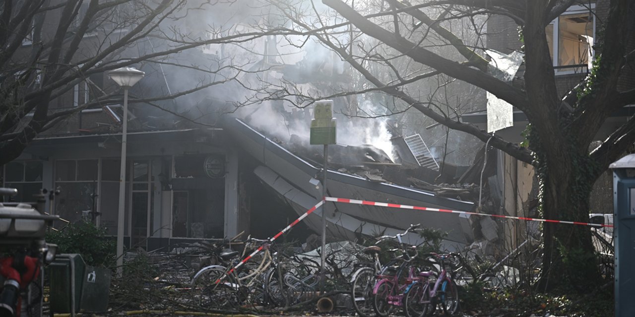 Patlama yaşanan bina çöktü, yangın çıktı