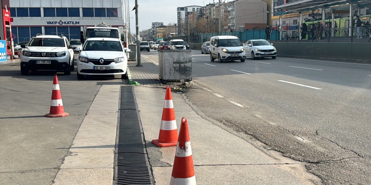 Çarptığı demir duba yerinden fırlayıp polis memurunun başına isabet etti