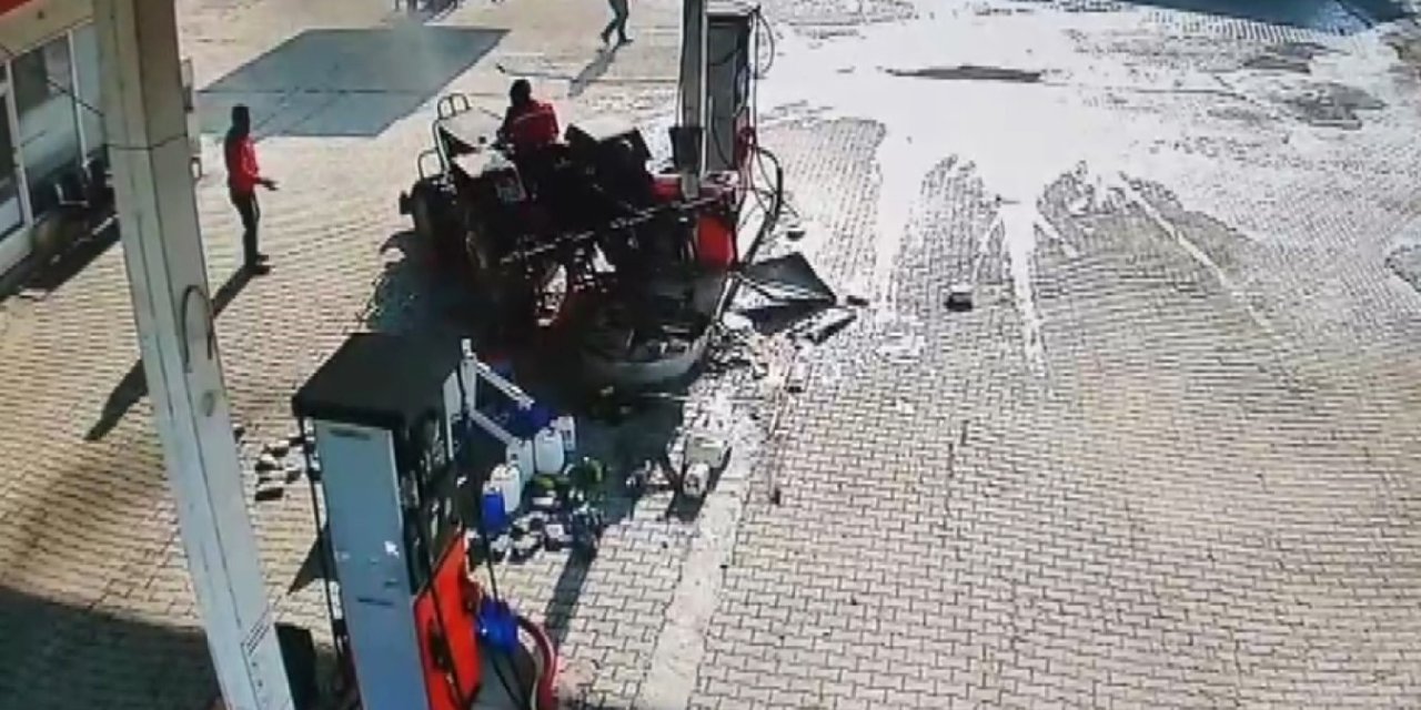 Traktörle benzin pompasını yıktı: O anlar kamerada