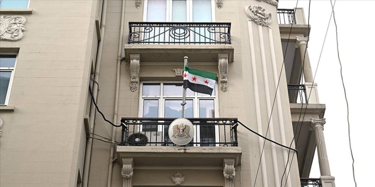 Suriye'nin İstanbul Başkonsolosluğuna bu bayrak asıldı