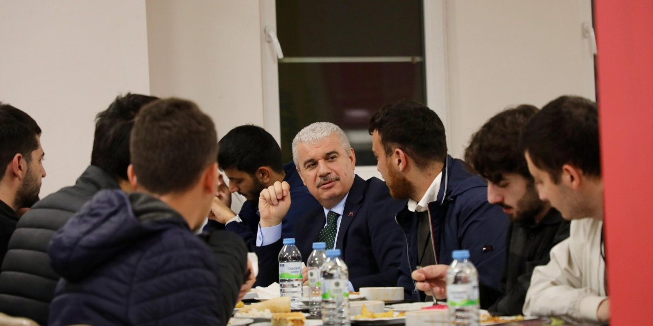 Konya Valisi Akın öğrencilerle yemekte buluştu