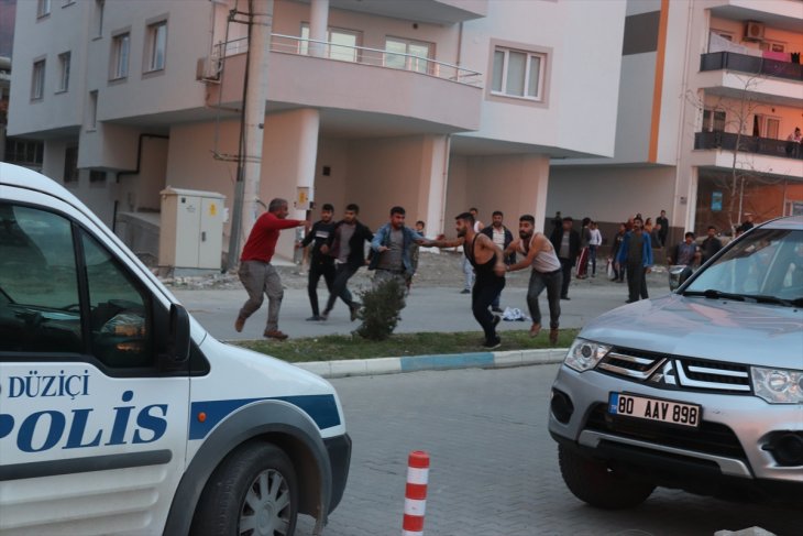 Zabıtayla birbirlerine girdiler, polis kavgayı güçlükle ayırdı