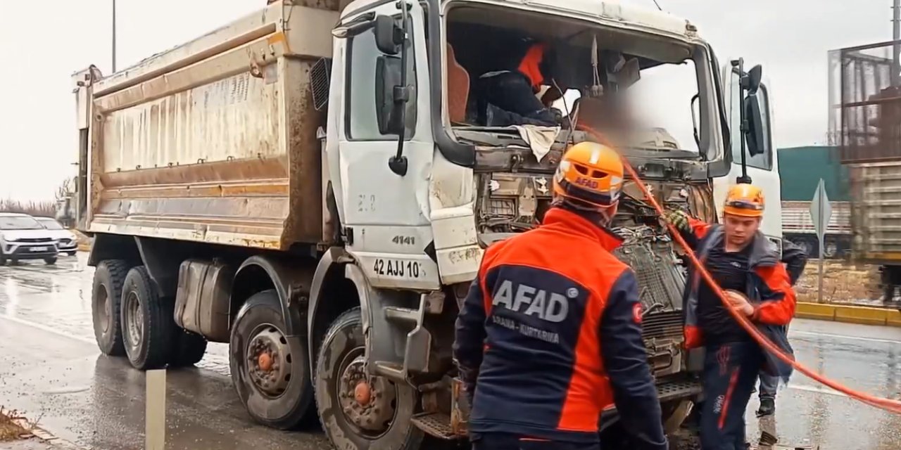 Konya yolunda iki kamyon çarpıştı