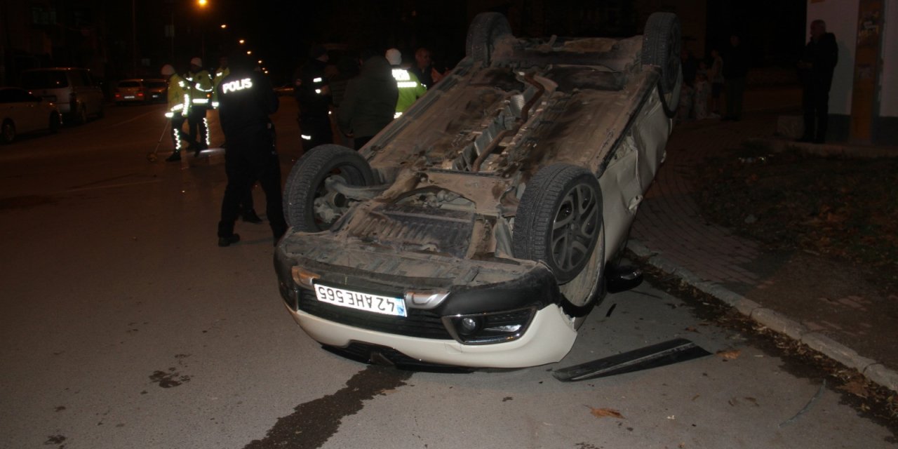 Konya’da çarpışan iki otomobilden biri devrildi! 3 yaralı var