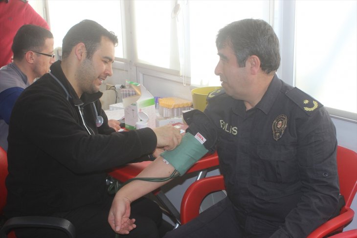Karapınar'da polislerden kan bağışına destek