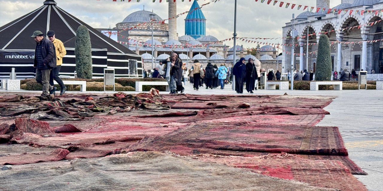 Konya’da sessiz protesto! 105 eski halı Mevlana Meydanı'na serildi