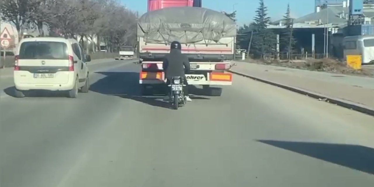 Konya’da motosiklet sürücünün tehlikeli yolculuğu